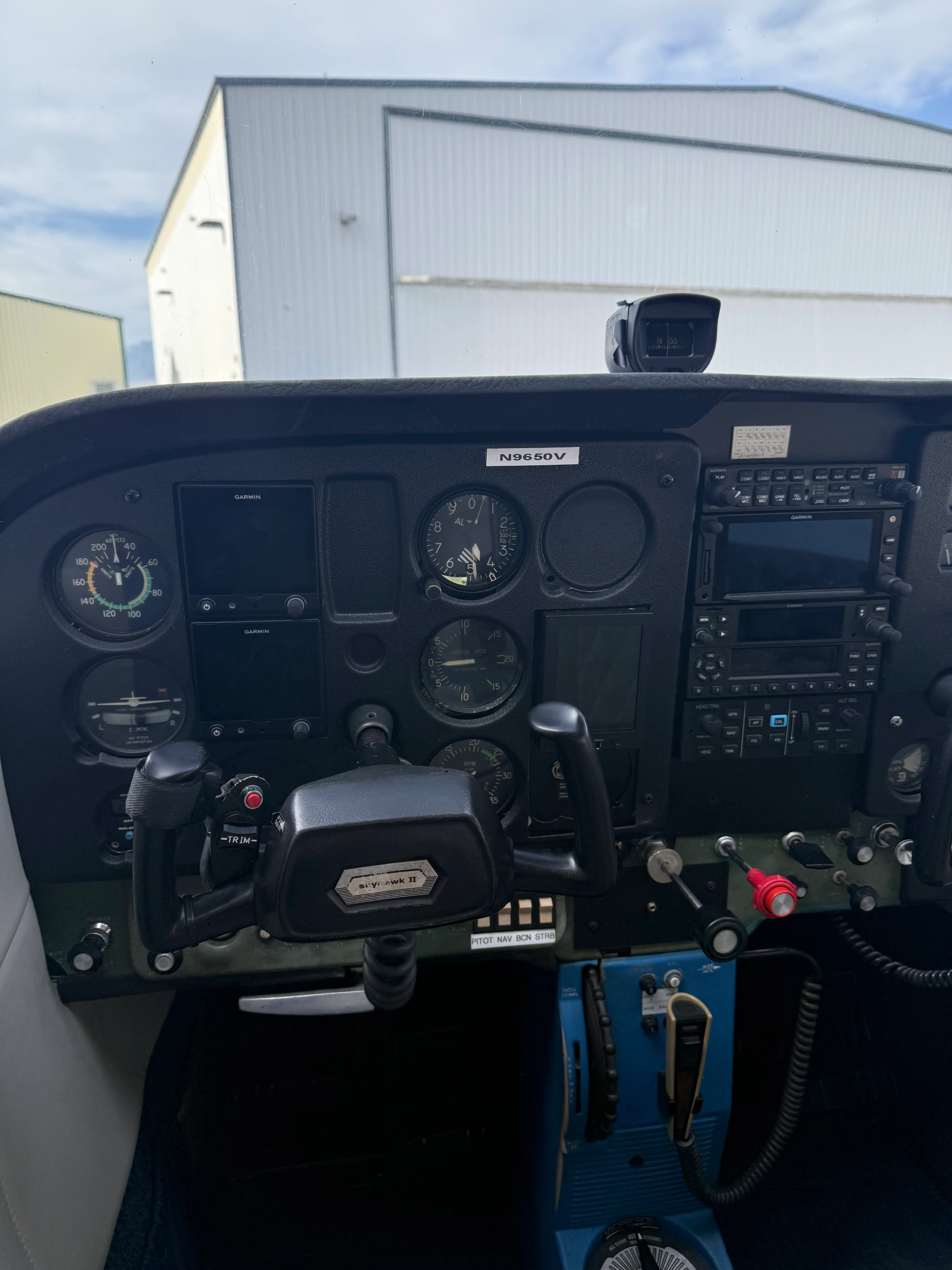 Cessna 172 instrument panel in a Blitz Aviation training aircraft