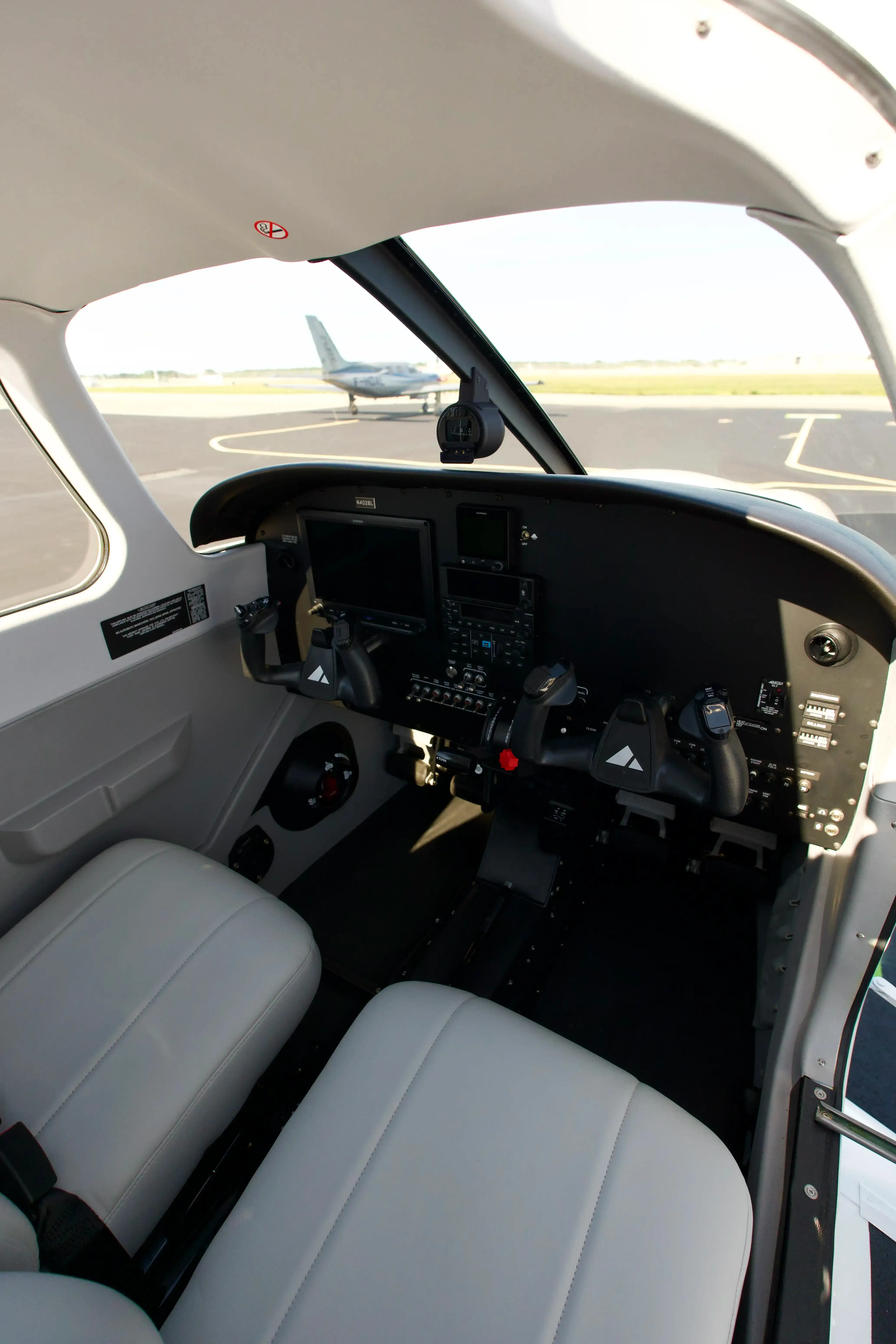 Piper Pilot 100i cockpit with Garmin panel